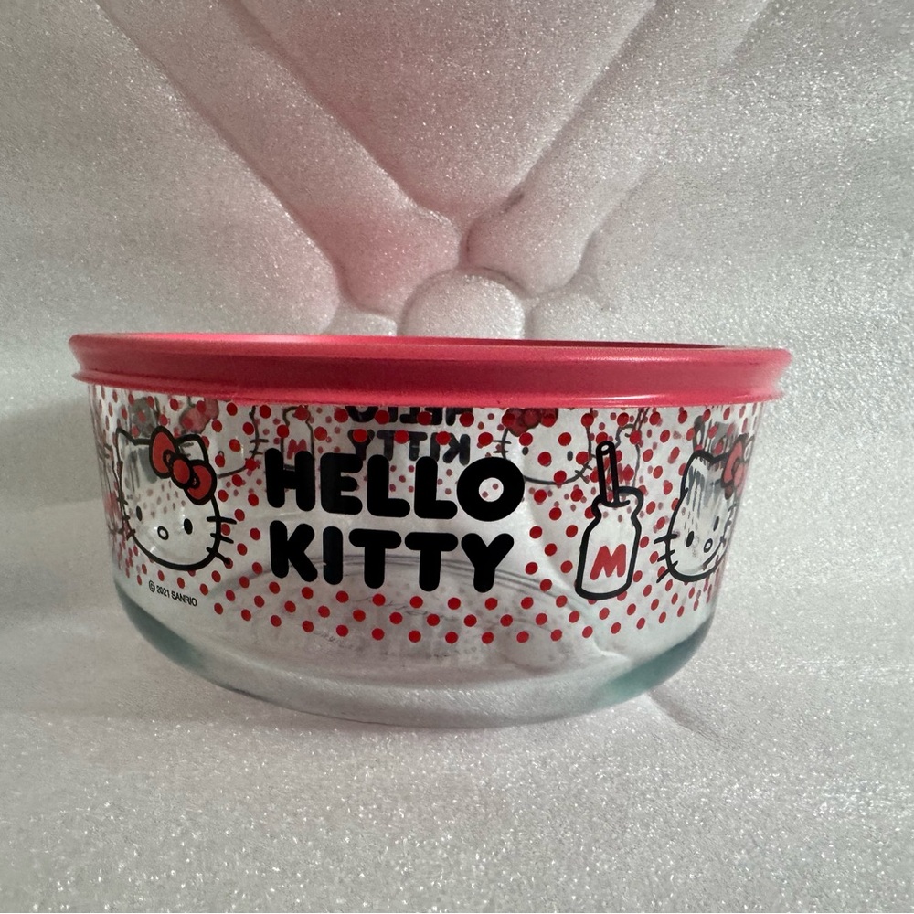 Hello Kitty Glass Bowl with Red  Lid 7 Cup